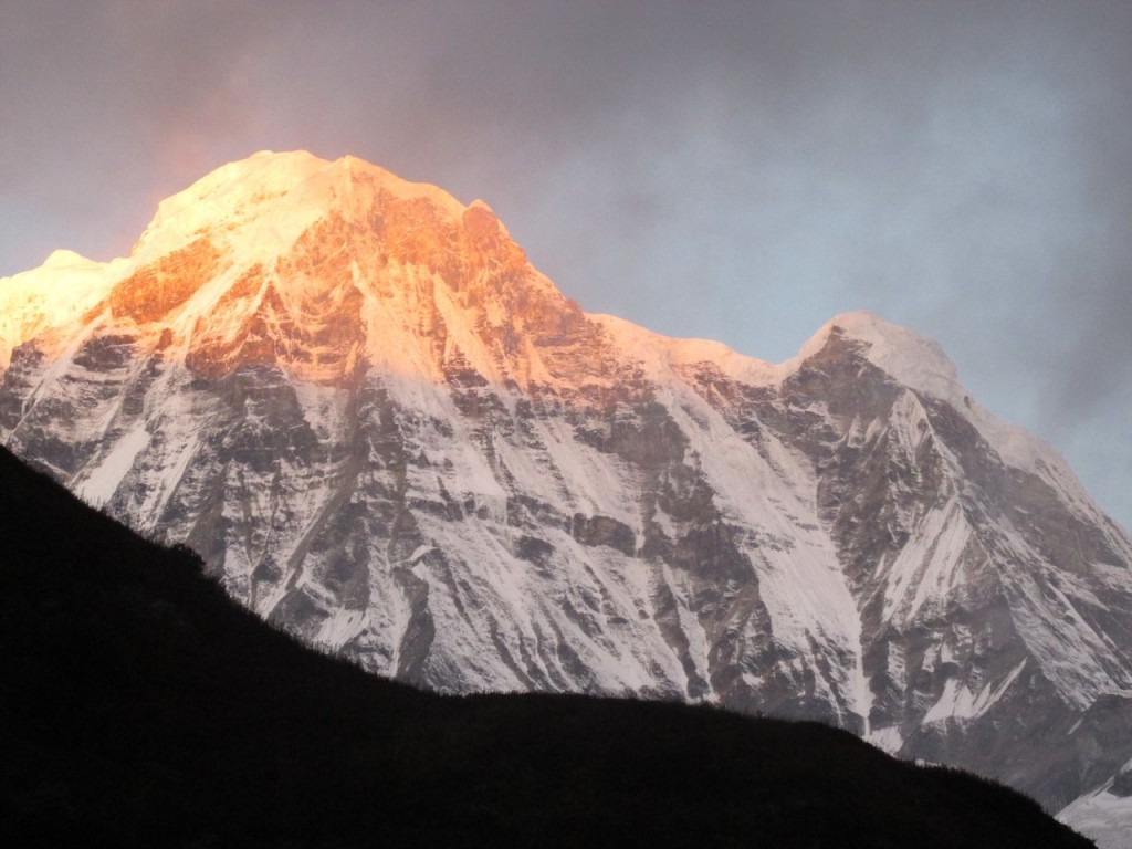 Premier rayon de soleil sur l'Annapurna Sud