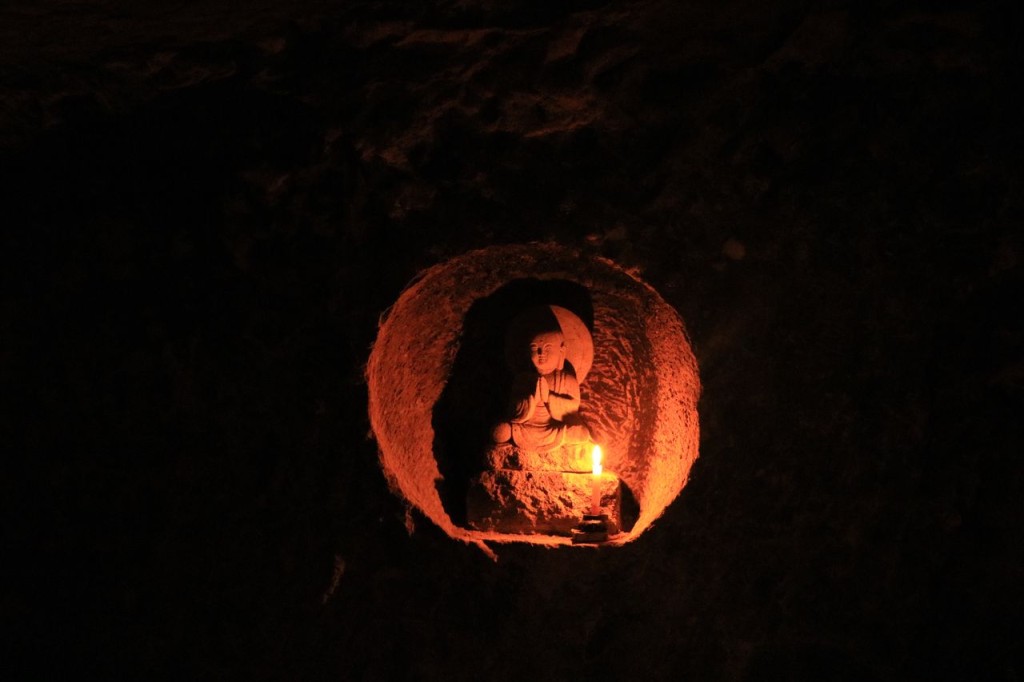 Statue au fond de la grotte