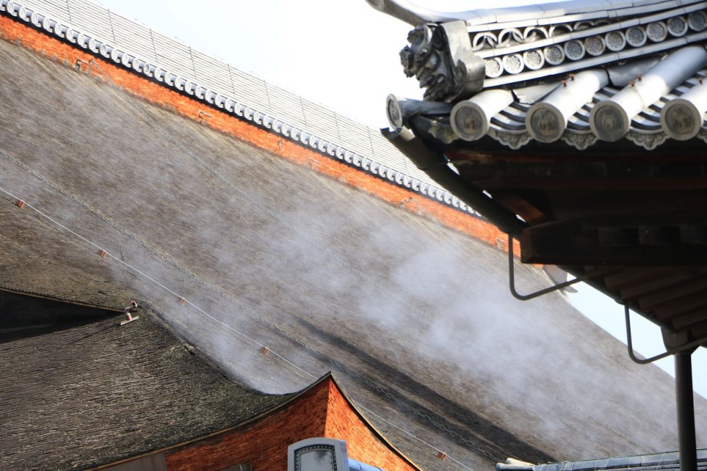 Fumée sur les toits de chaux