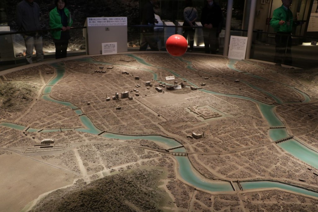 Maquette de la zone touchée par la bombe