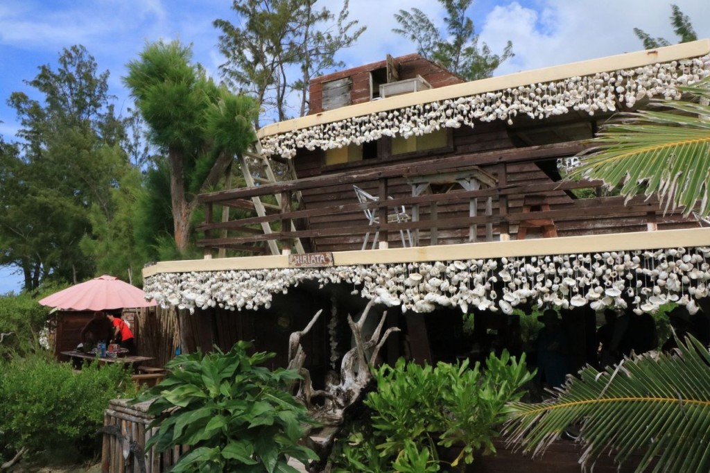 Cabane sur le motu
