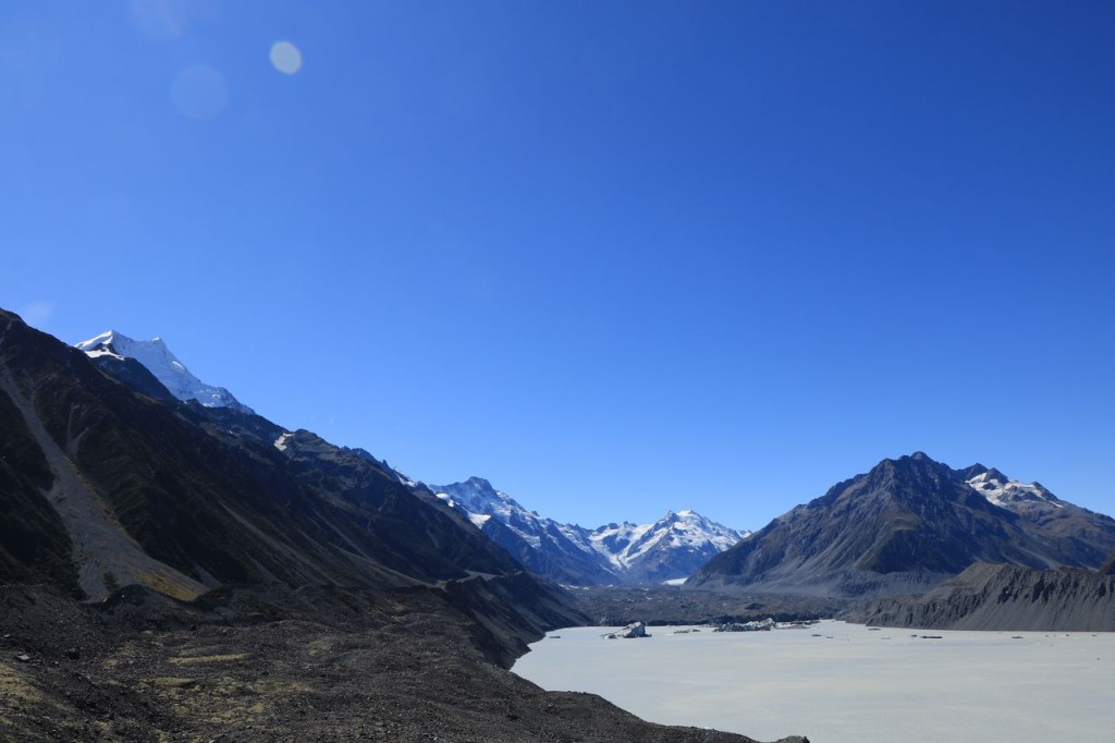 Le glacier Tasman au loin