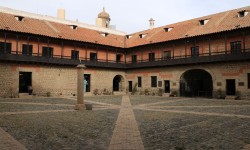 Belle cour principale