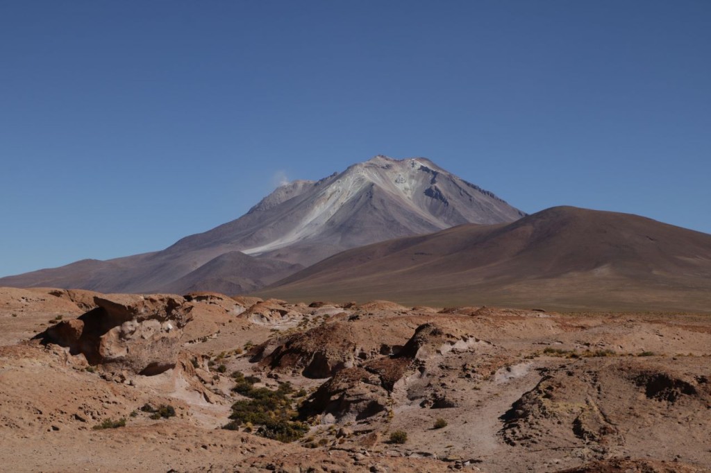 Coulée de lave et Volcan Ollague